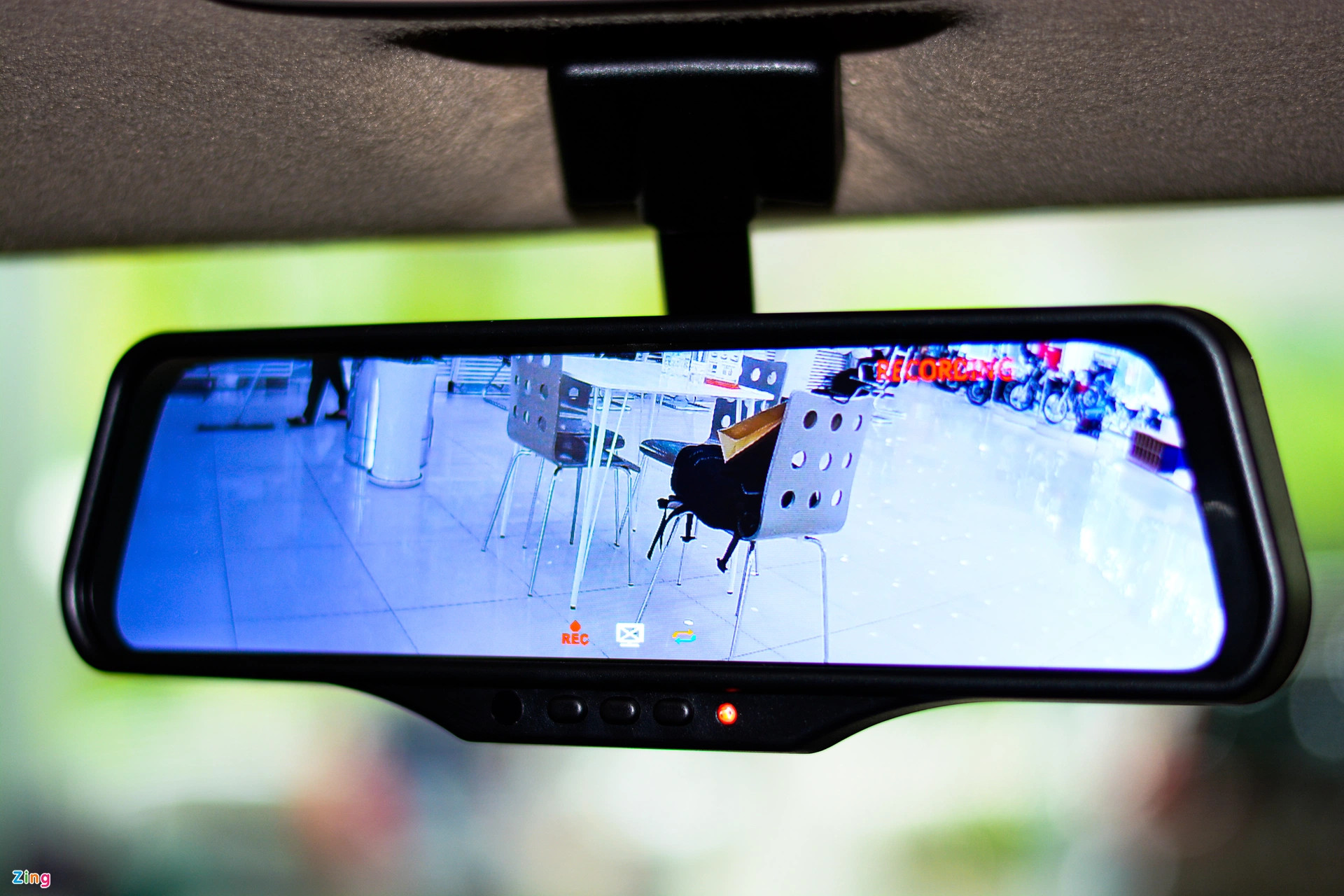 gương chiếu hậu tích hợp camera hành trình trên xe Suzuki XL7 bản đặc biệt