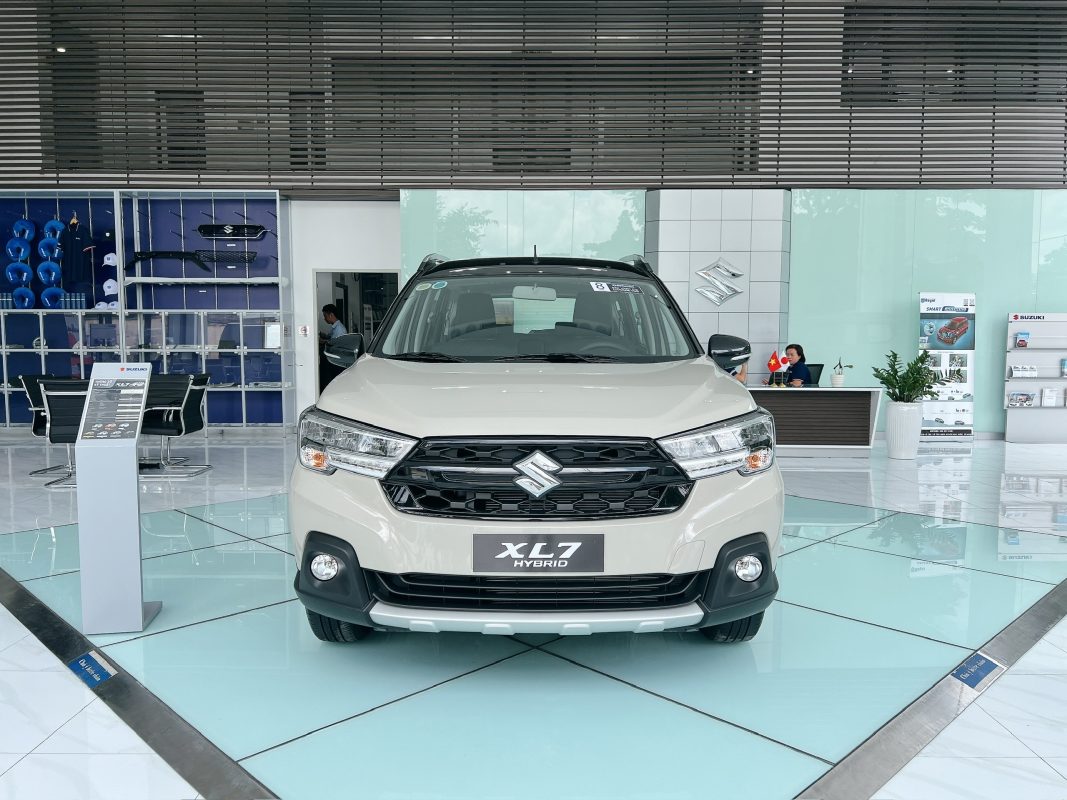 Đầu xe Suzuki XL7 Hybrid màu trắng ngà đen