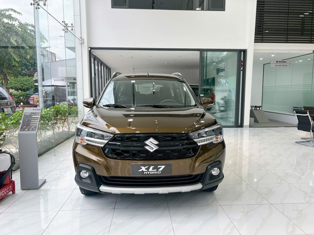 Đầu xe Suzuki XL7 Hybrid màu xanh rêu