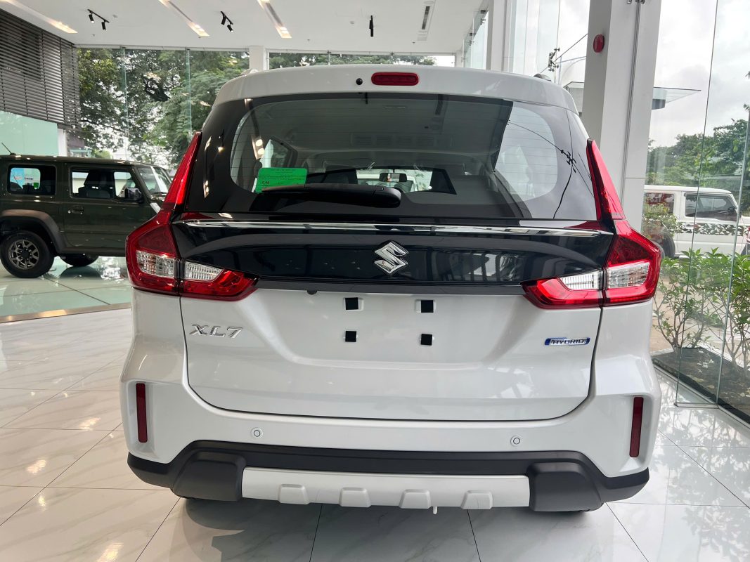 Đuôi xe Suzuki XL7 Hybrid 2024 màu trắng