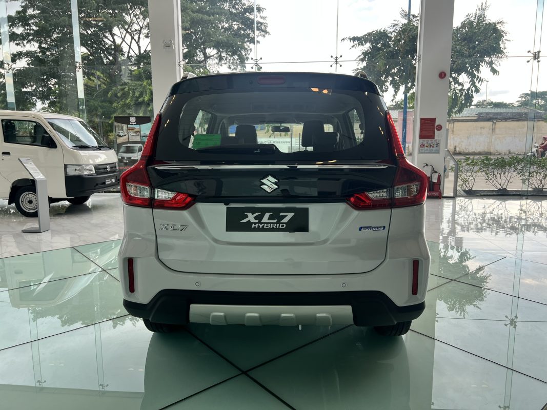 Đuôi xe Suzuki XL7 Hybrid 2024 màu trắng đen