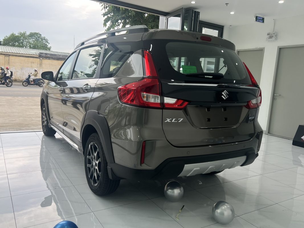 Đuôi xe Suzuki XL7 Hybrid 2024 màu xám