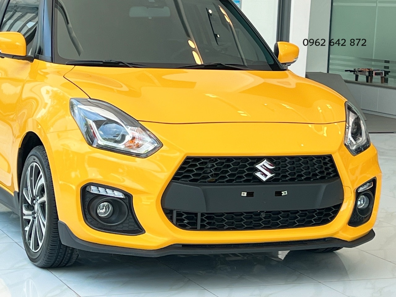  Thay thế cản trước zin của xe Suzuki suzuki swift màu vàng, giúp xe trông hầm hố và thể thao hơn.