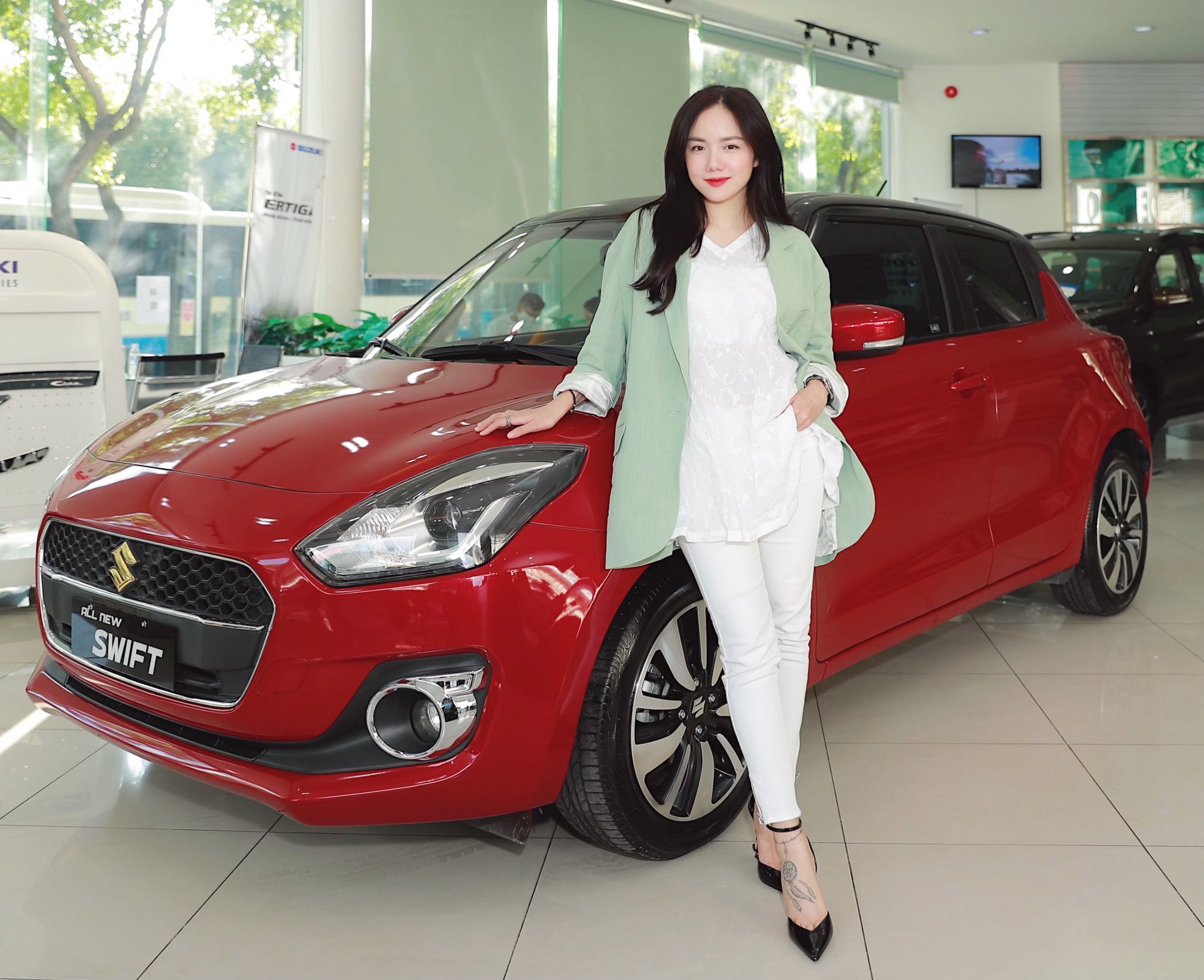 Ca sĩ Phương Ly mua xe Suzuki Swift