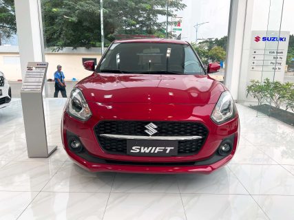 Suzuki Swift 2023 màu đỏ