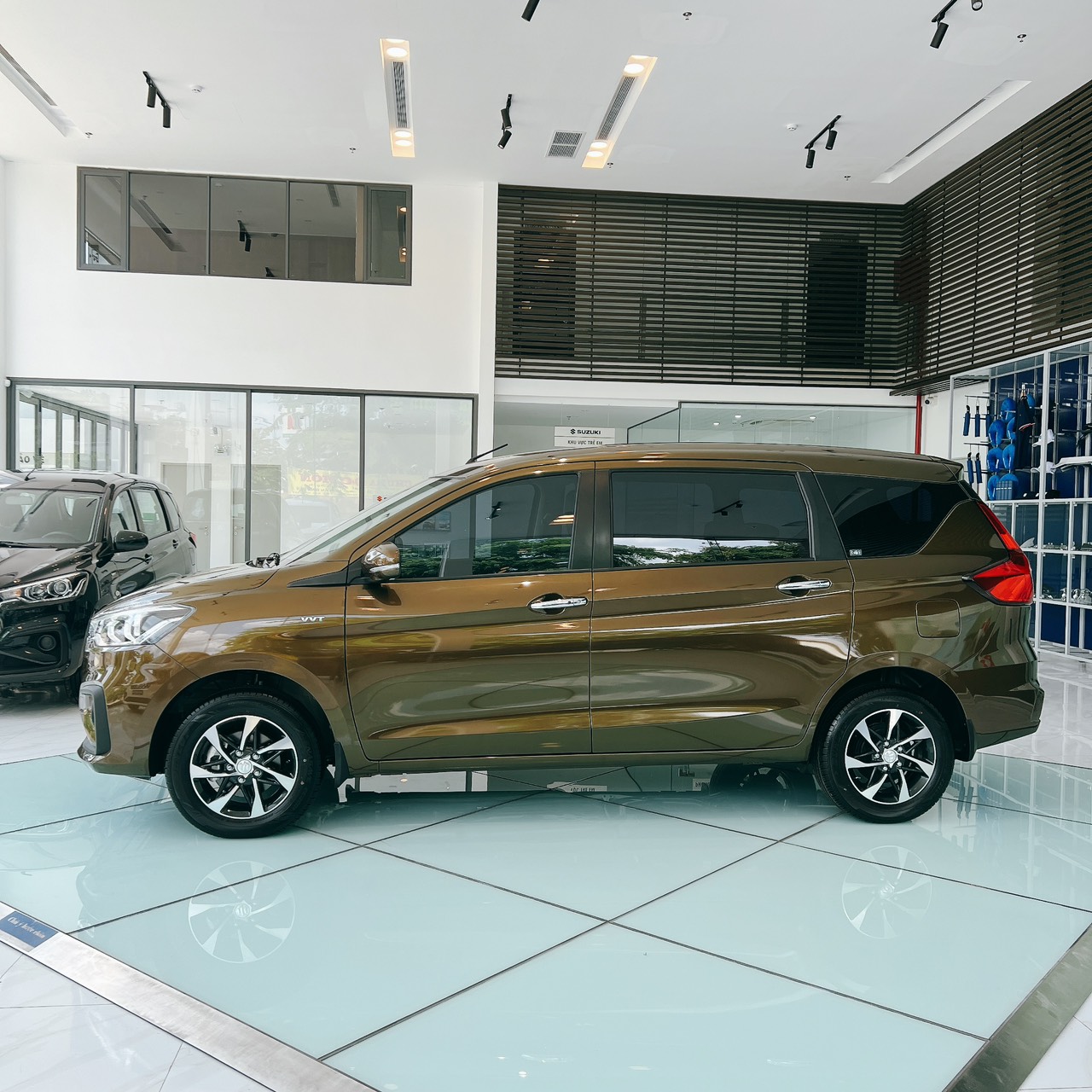 Khách hàng mua xe Suzuki Ertiga Hybrid AT Xanh Rêu sẽ được hưởng nhiều chương trình khuyến mãi hấp dẫn như tặng phụ kiện, hỗ trợ lãi suất vay mua xe,...