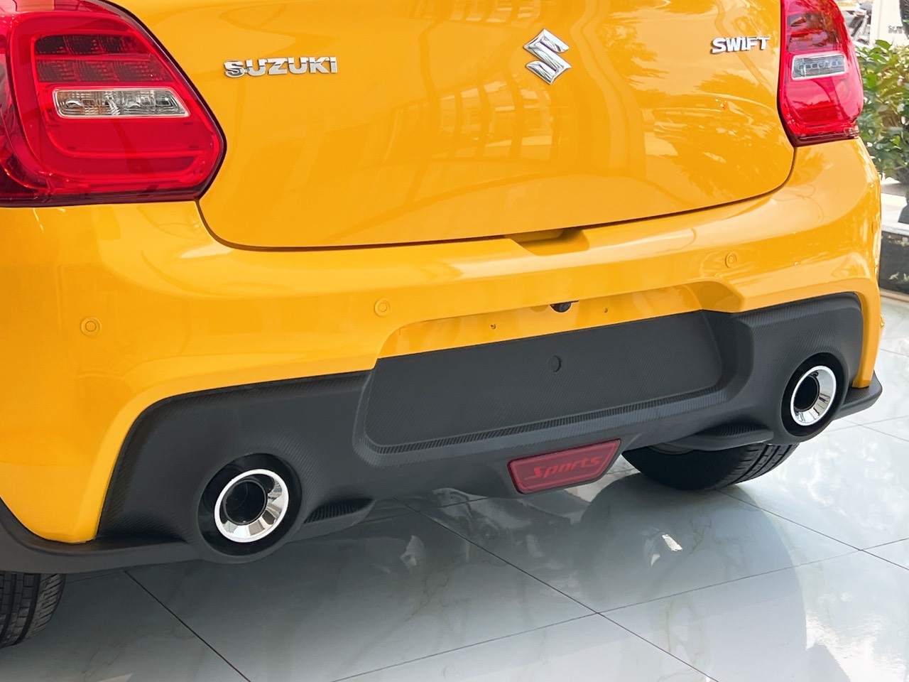 Thay thế cản sau zin của xe Suzuki Swift, giúp xe trông cân đối và thể thao hơn.