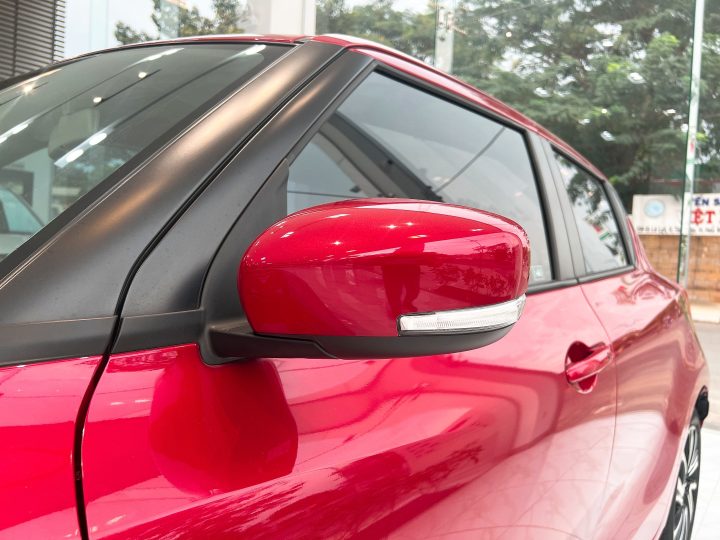 Gương chiếu hậu Suzuki Swift 2023 màu đỏ