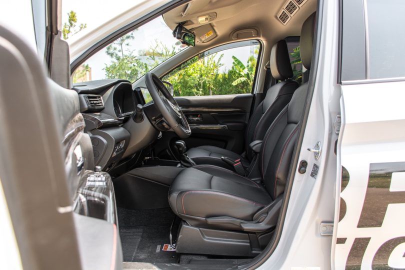 Hàng ghế đầu Suzuki Ertiga Hybrid rộng rãi