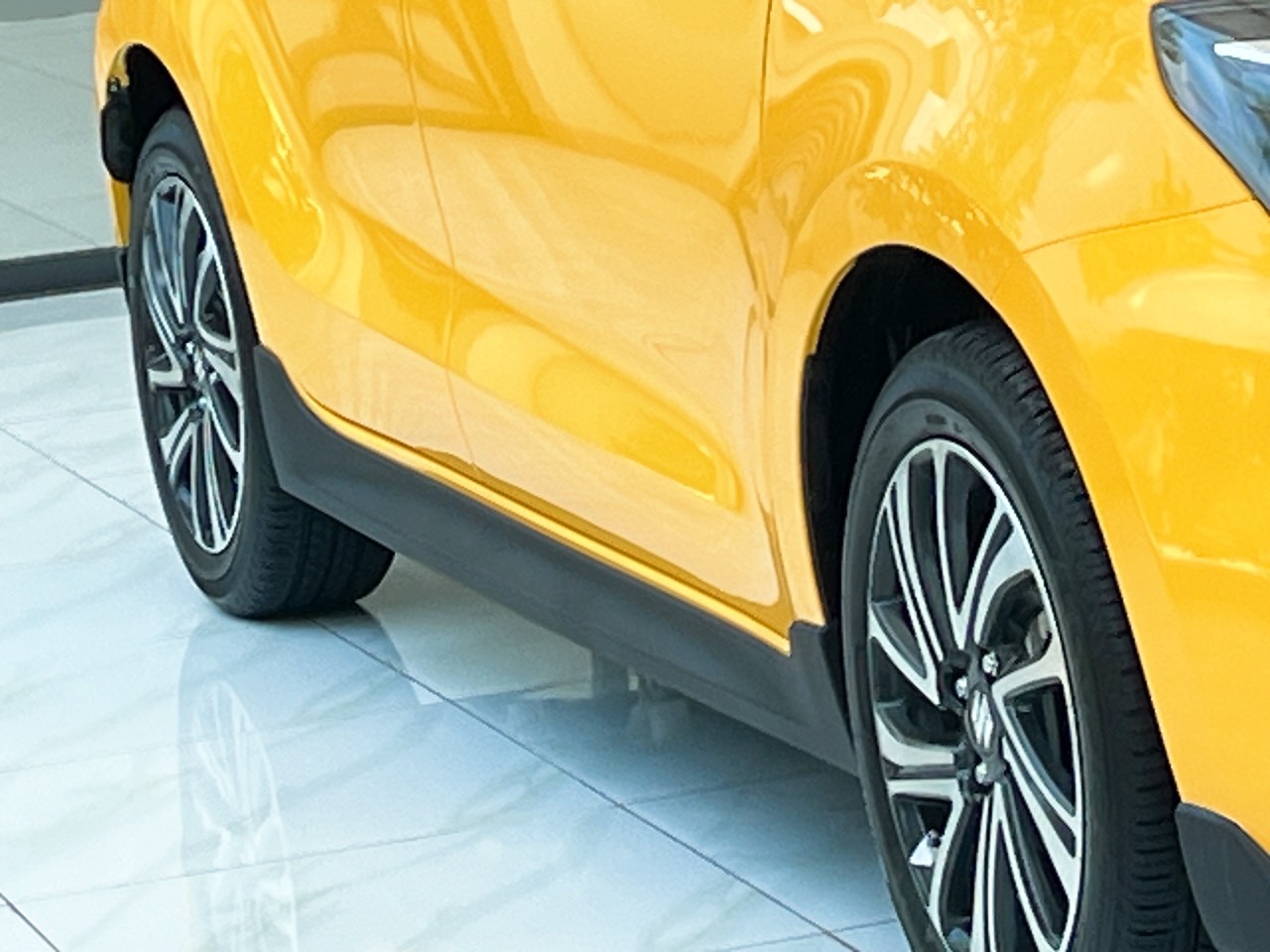 Ốp sườn Swift Lắp đặt ở hai bên hông xe, giúp xe trông rộng rãi và bề thế hơn.
